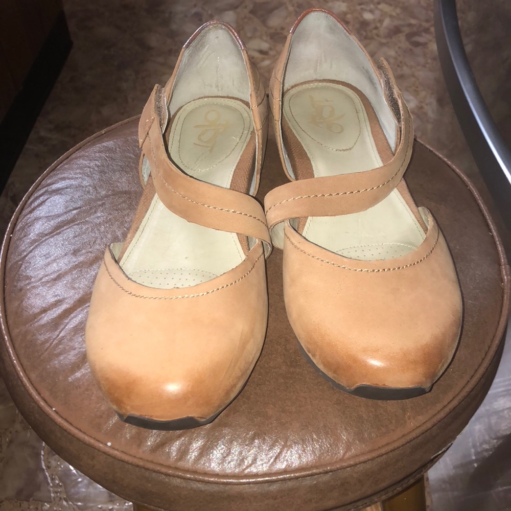EUC Size 9 OTBT Flats! Cute and comfy!